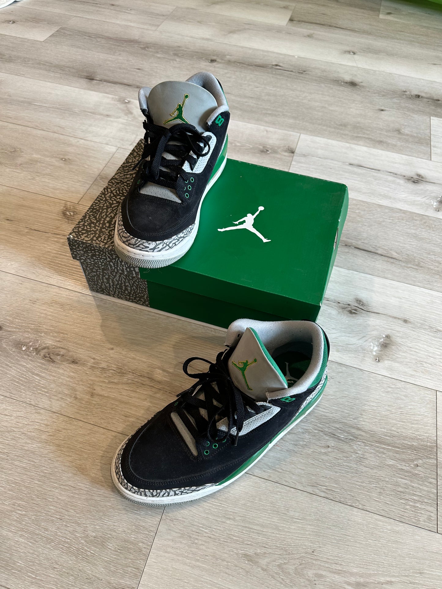 Jordan 3s ‘pine green’ sz 9.5